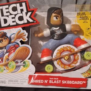 Shred N' Blast Skate Figure - Black Hoodie, Red Shoes